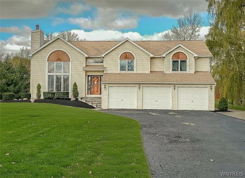 Homes For Sale - 5507 Oakwood Drive<br/> Pendleton, NY 14120
