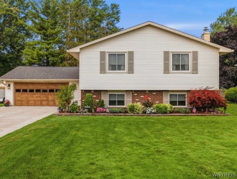 Photo of 5698 Jennifer Drive W, Lockport Town, NY 14094 (MLS # B1701217)