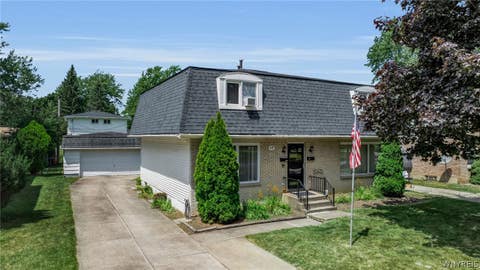 Photo of 17 W Summerset Lane, Amherst, NY 14228 (MLS # B1702180)