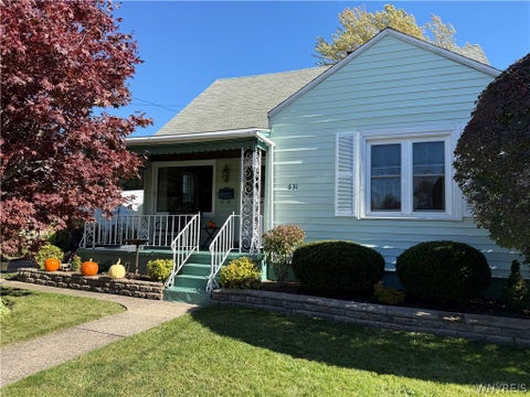 Photo of 631 39th Street, Niagara Falls, NY 14301 (MLS # B1723819)