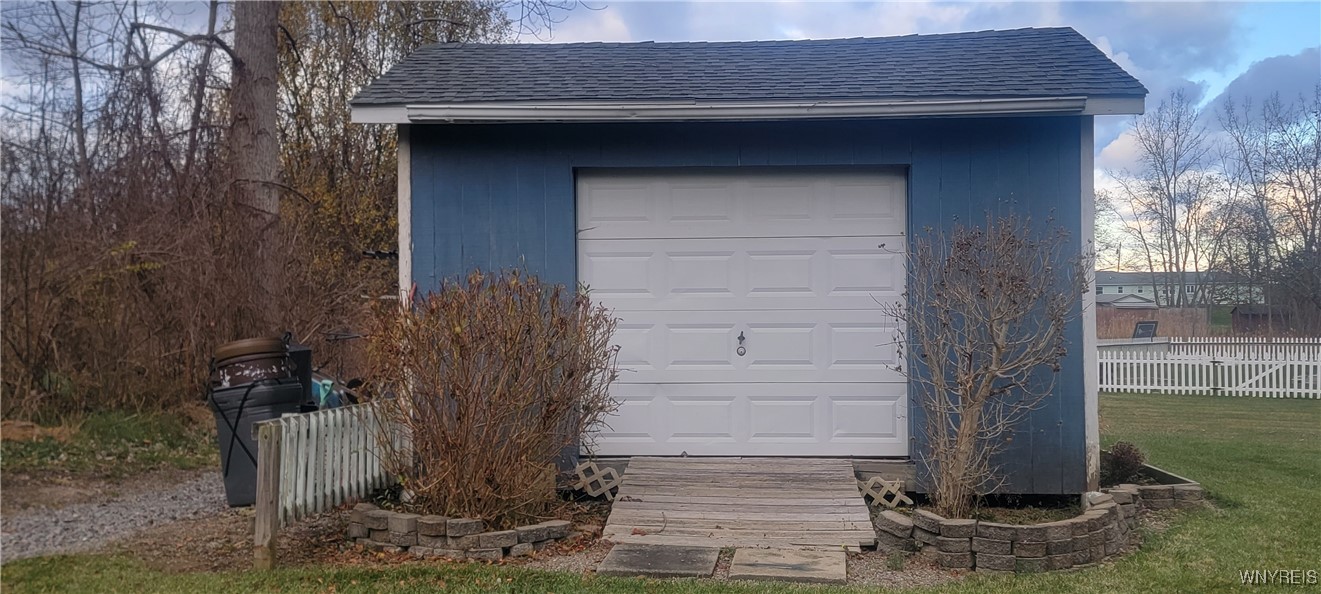 Lockport-Town, New York 14094, United States, 3 Bedrooms Bedrooms, ,4 BathroomsBathrooms,Residential,Pending,29097