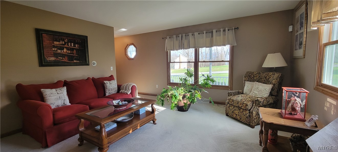 Lockport-Town, New York 14094, United States, 3 Bedrooms Bedrooms, ,4 BathroomsBathrooms,Residential,Pending,29097