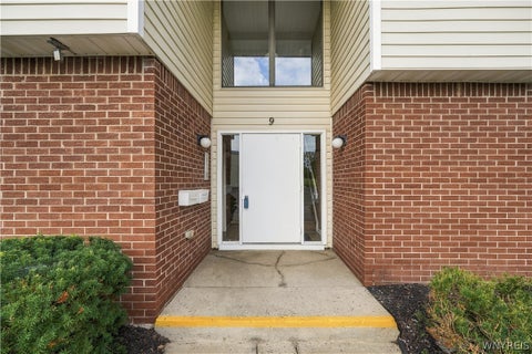 Photo of 9 Southcreek Court #B, Amherst, NY 14051 (MLS # B1715368)