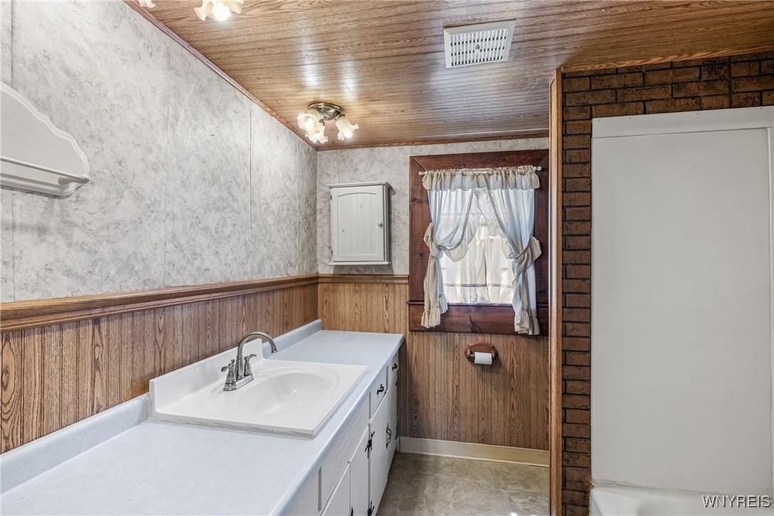 249 Bay Street, Wilson, New York image 17