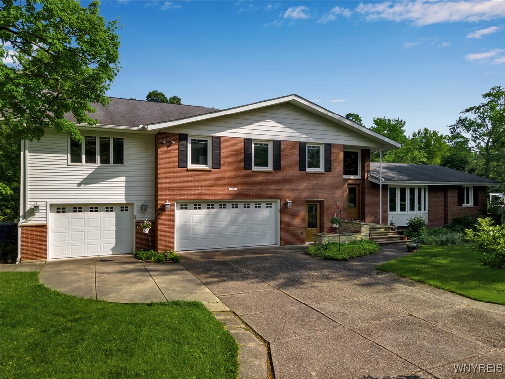 9325 Hunting Valley Road, Clarence, New York image 1