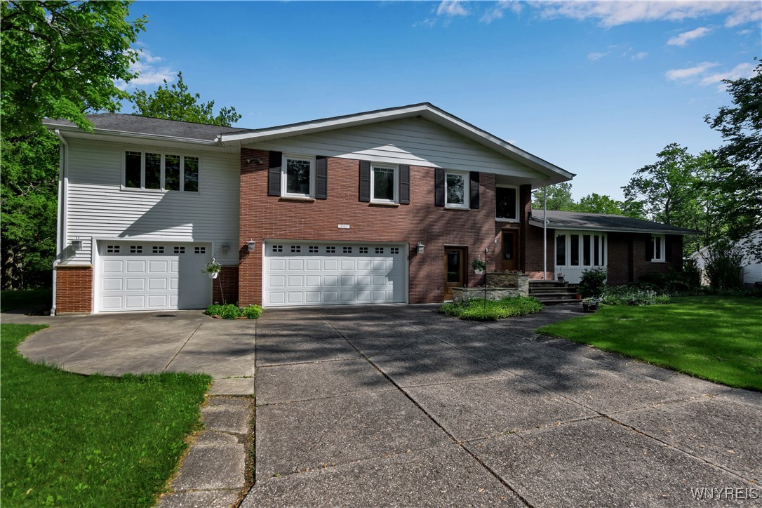 9325 Hunting Valley Road, Clarence, New York image 2