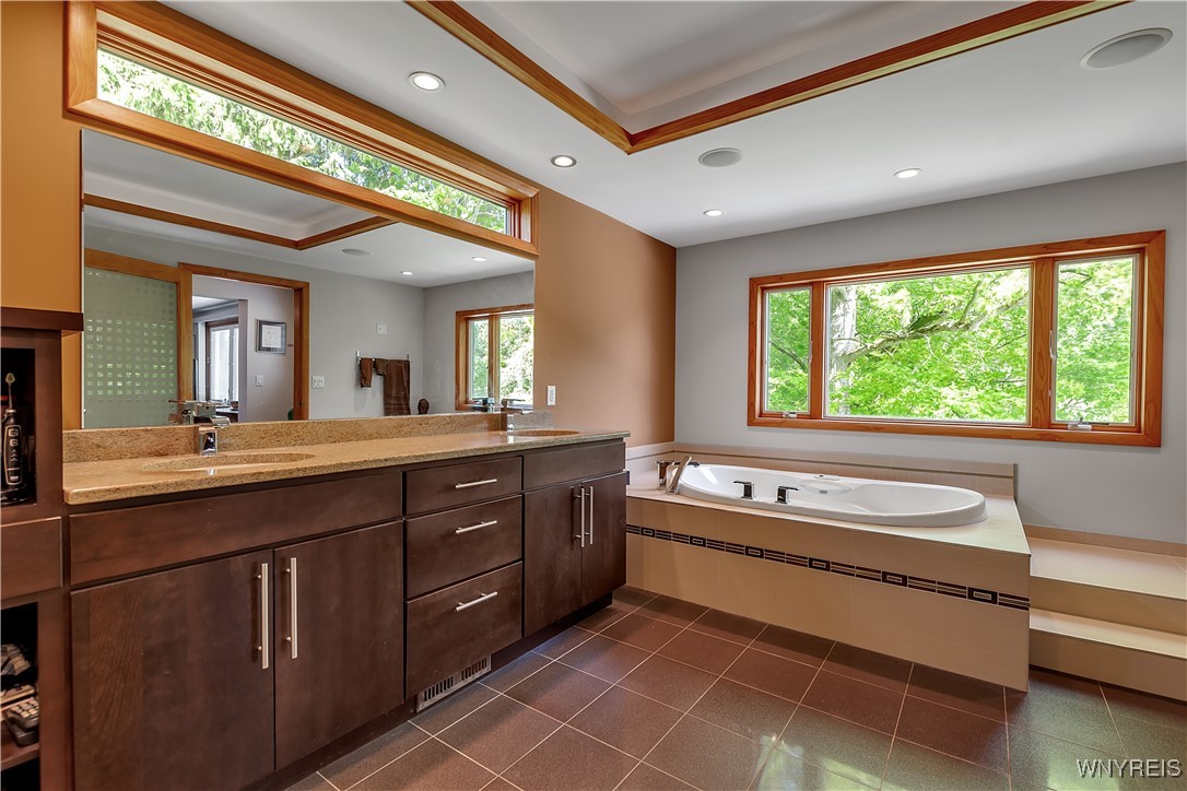 9325 Hunting Valley Road, Clarence, New York image 42
