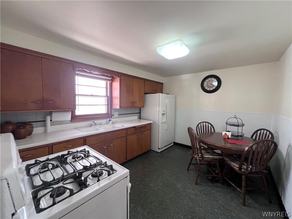 Photo of 480 W Hazeltine Avenue, Tonawanda, NY 14217 (MLS # B1672841)