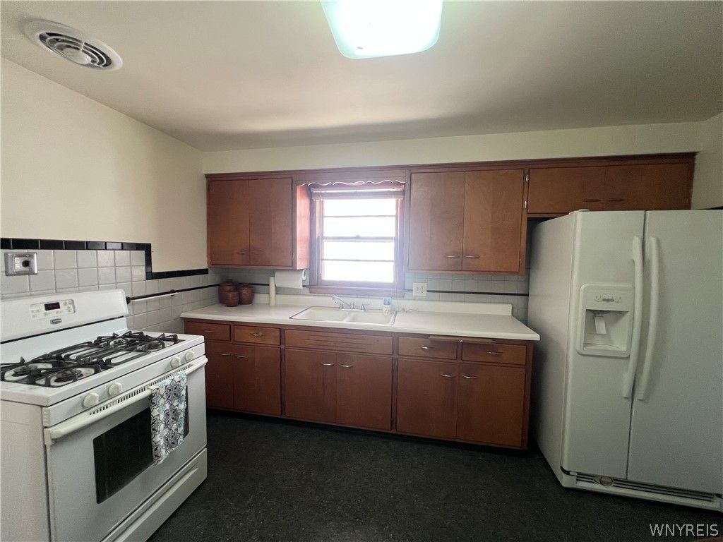 Photo of 480 W Hazeltine Avenue, Tonawanda, NY 14217 (MLS # B1672841)