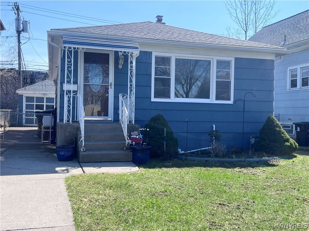 Photo of 480 W Hazeltine Avenue, Tonawanda, NY 14217 (MLS # B1672841)