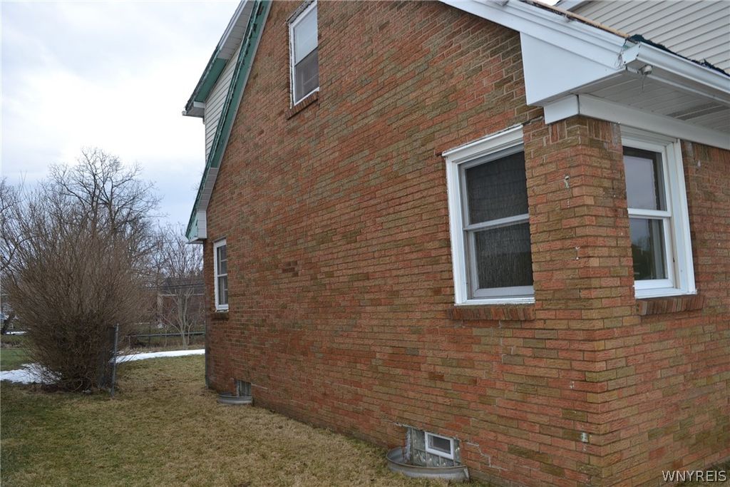 Photo of 208 W Elmview Avenue, Lackawanna, NY 14218 (MLS # B1669094)