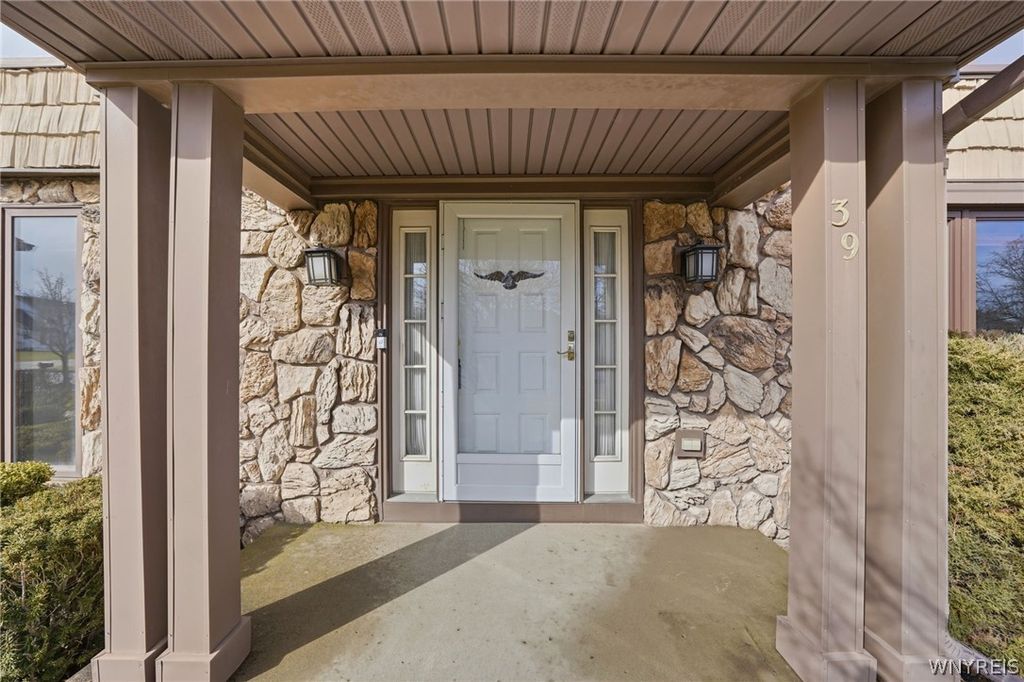 Photo of 39 Greenbriar Drive, Lancaster, NY 14086 (MLS # B1666438)