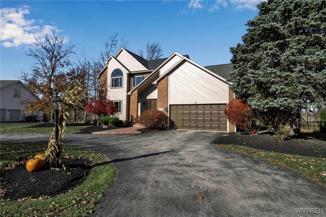 5578 Woodsedge Court, Clarence, New York image 2