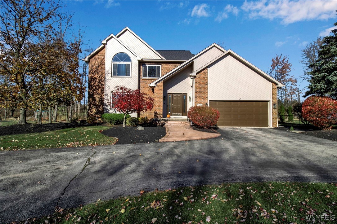 5578 Woodsedge Court, Clarence, New York image 1