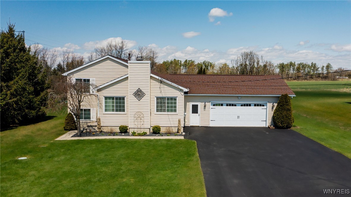 426 Westwood Road, Lancaster, New York image 1