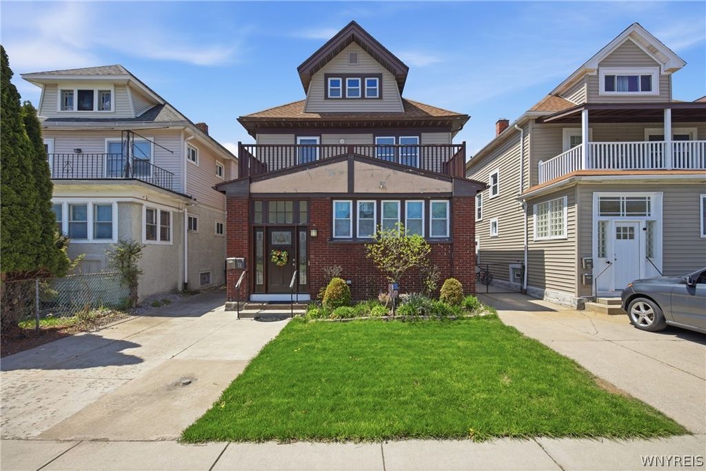 Photo of 68 N Park #UPPER Avenue, Buffalo, NY 14216 (MLS # B1679508)