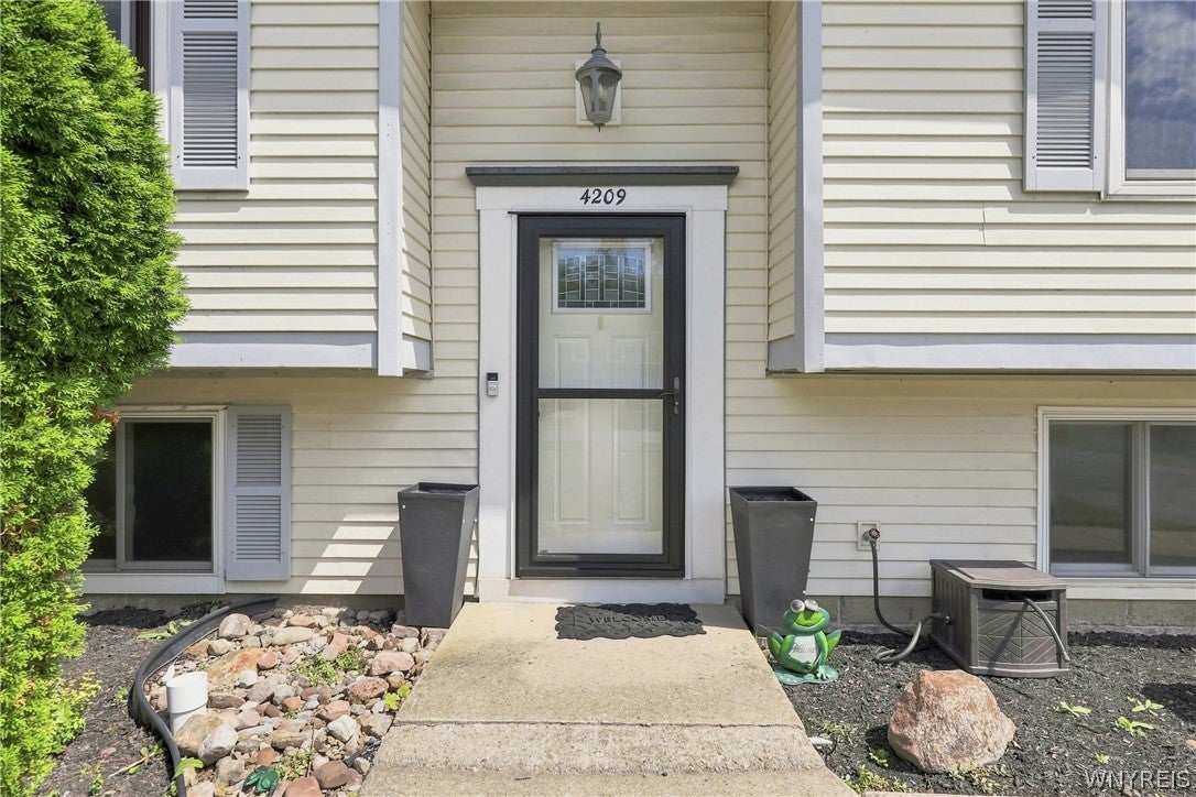 4209 Polly Lane