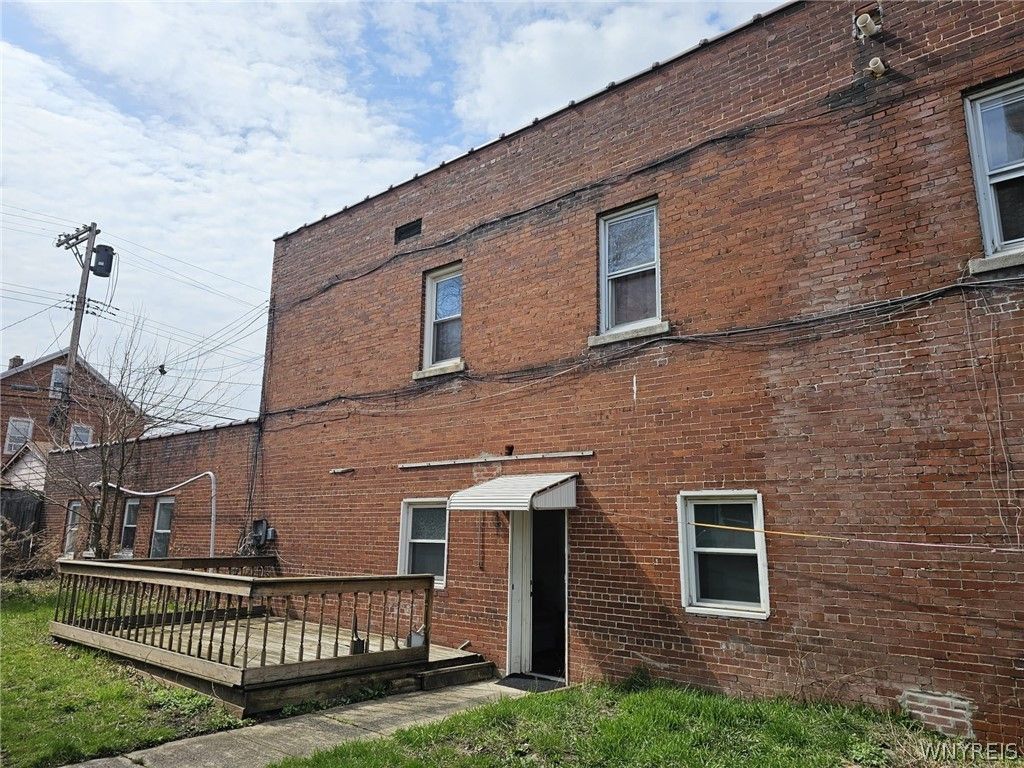 Photo of 706 Tonawanda Street, Buffalo, NY 14207 (MLS # B1673347)