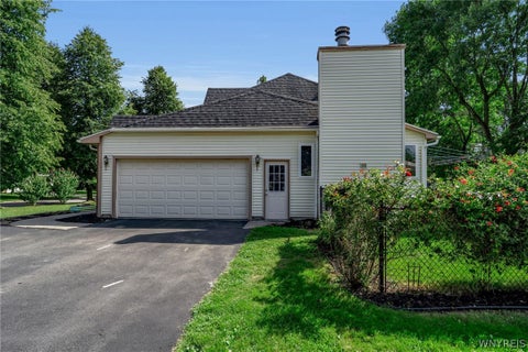 Tiny photo for 2 Greencastle Lane, Amherst, NY 14221 (MLS # B1709024)