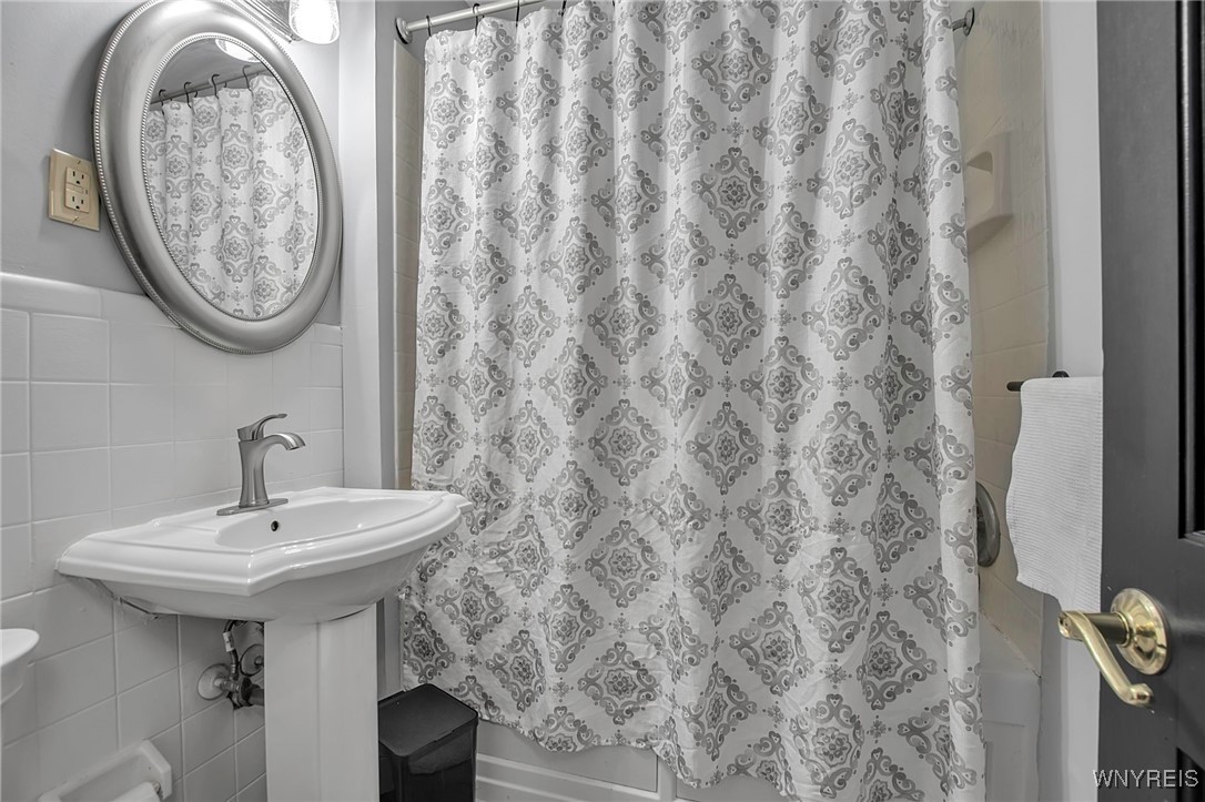 440 Falls Road, Aurora, New York image 17