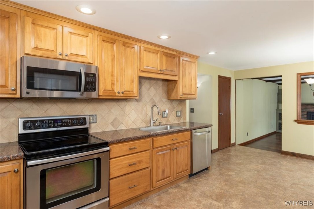 23 Bittersweet Lane, Orchard Park, New York image 7