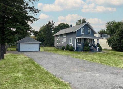 Photo of 8 Melrose Road, Amherst, NY 14221 (MLS # B1657173)