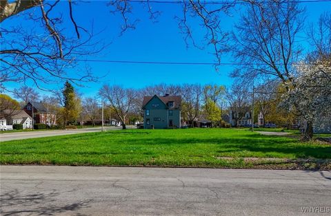 Tiny photo for 39 Hyde Park Boulevard, Niagara Falls, NY 14303 (MLS # B1657310)