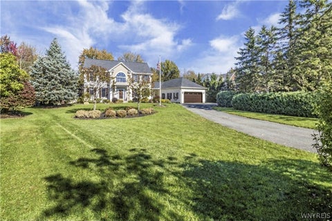 Photo of 194 Golden Pheasant Drive, Amherst, NY 14068 (MLS # B1724097)