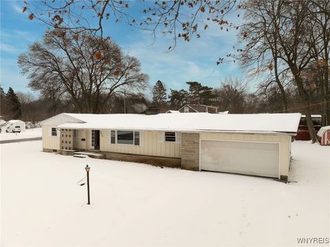 Tiny photo for 8426 Maplewood Drive, Royalton, NY 14067 (MLS # B1655461)