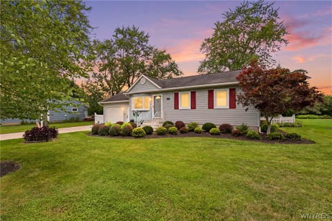 Tiny photo for 624 Alt Boulevard, Grand Island, NY 14072 (MLS # B1709289)