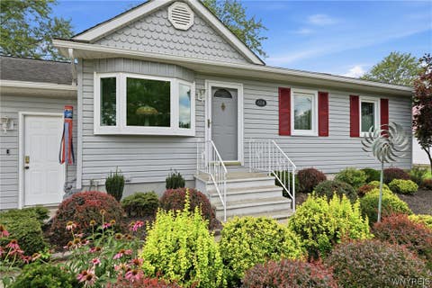 Tiny photo for 624 Alt Boulevard, Grand Island, NY 14072 (MLS # B1709289)
