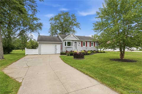 Tiny photo for 624 Alt Boulevard, Grand Island, NY 14072 (MLS # B1709289)