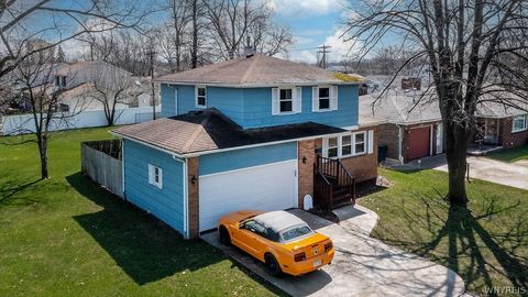 Photo of 91 Cottonwood Drive, Amherst, NY 14221 (MLS # B1673141)