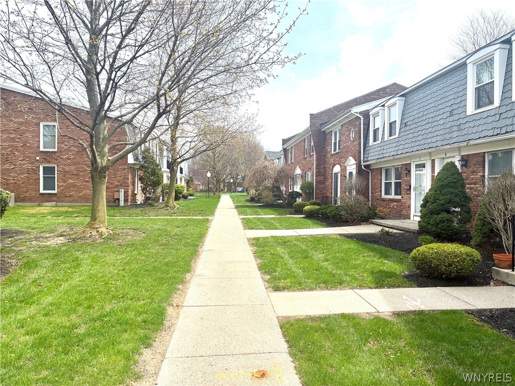 40 Hamlin Sq B