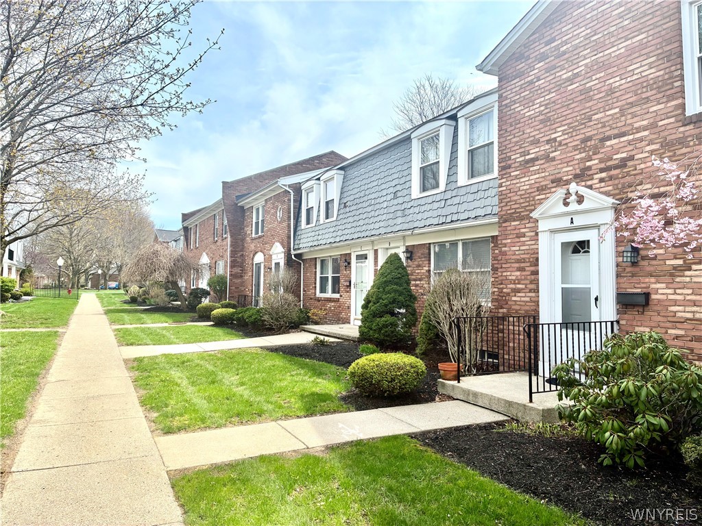 40 Hamlin Sq B