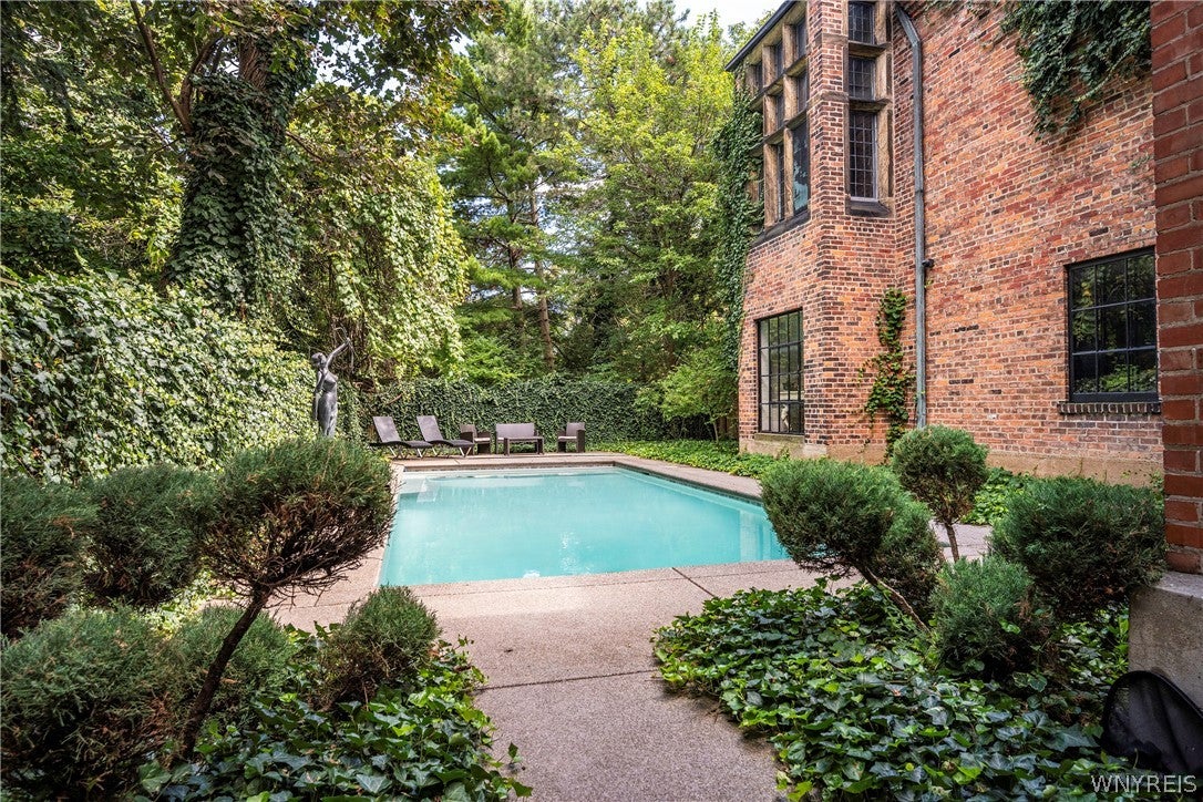 21 Mayfair Lane