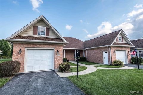 Photo of 6979 Pepper Tree Court Ct, Amherst, NY 14094 (MLS # B1650162)