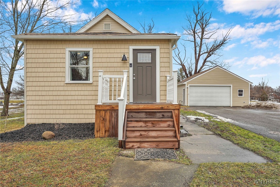562 Lakeview Avenue, Orchard Park, New York image 2