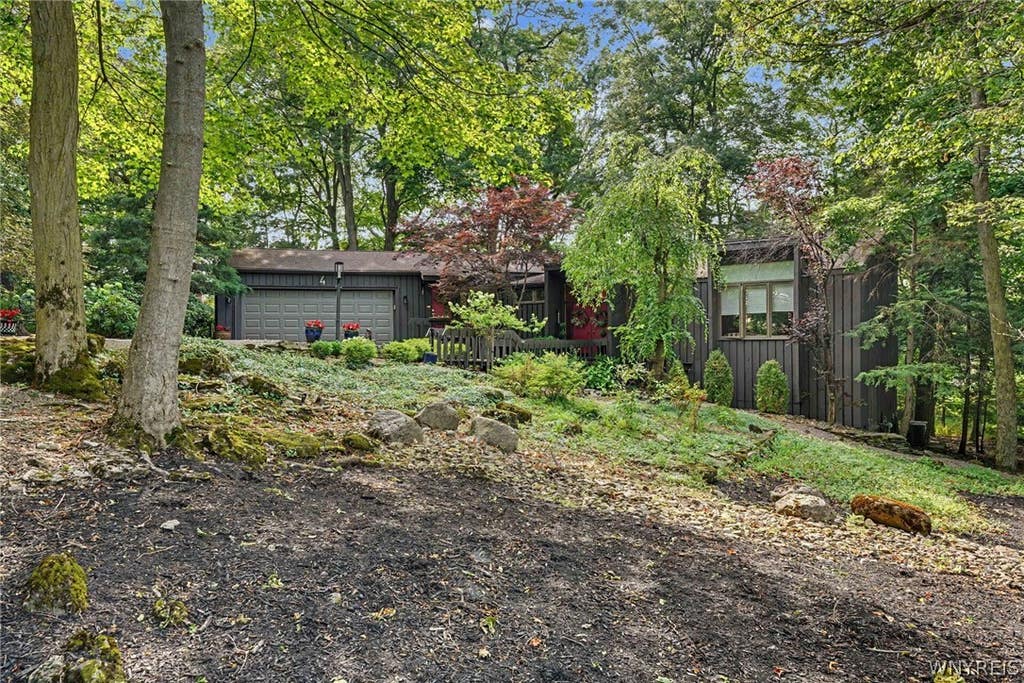 Photo of 4 Brompton Woods, Amherst, NY 14221 (MLS # B1700211)