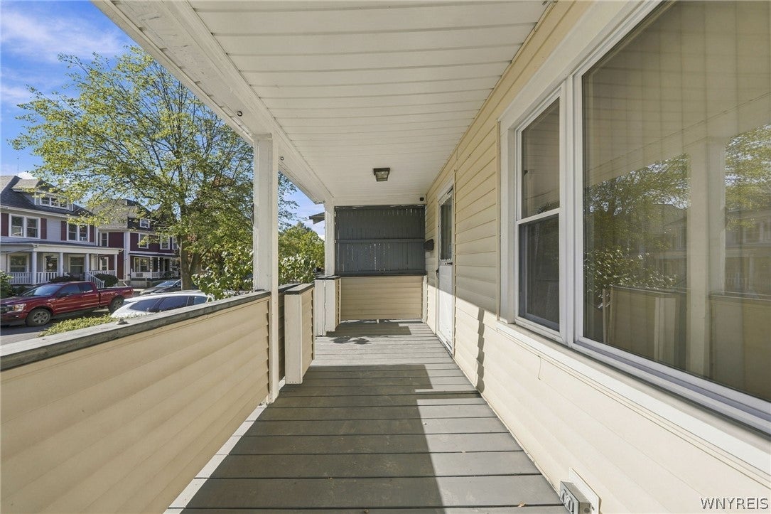 43 W Hazeltine Avenue