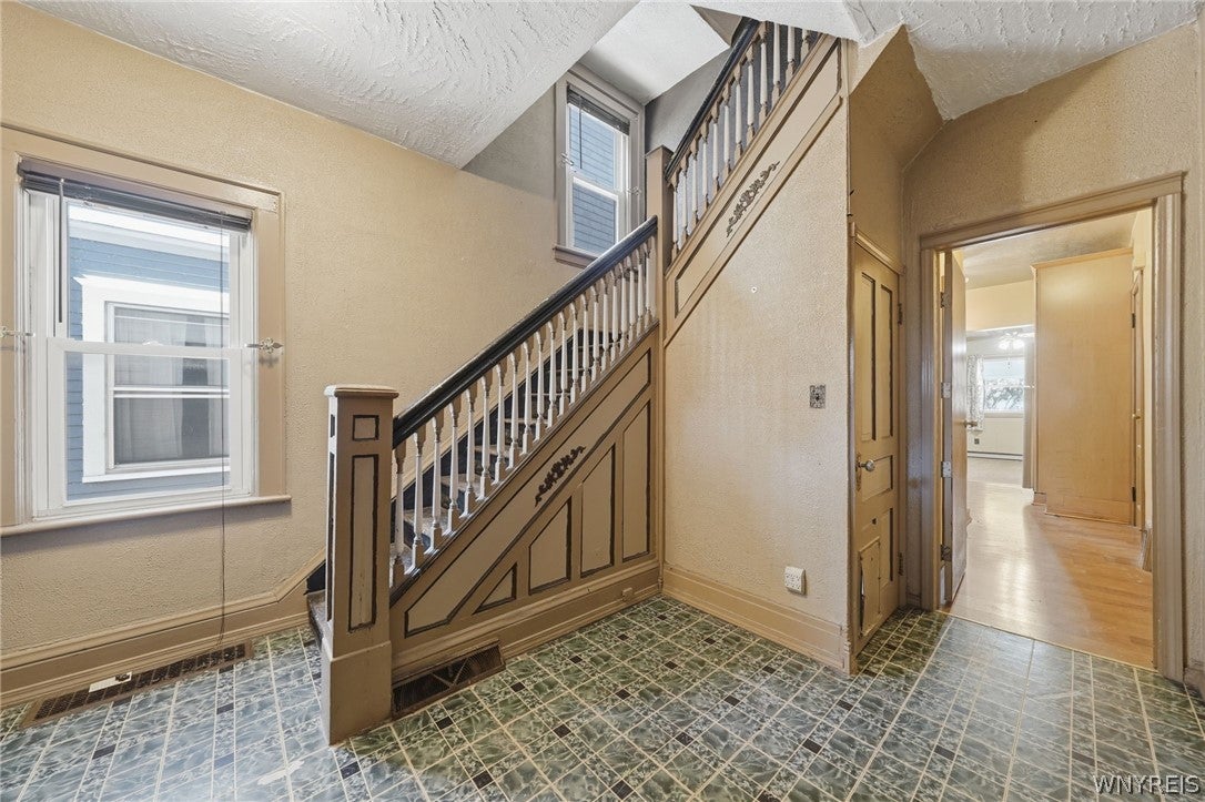 43 W Hazeltine Avenue