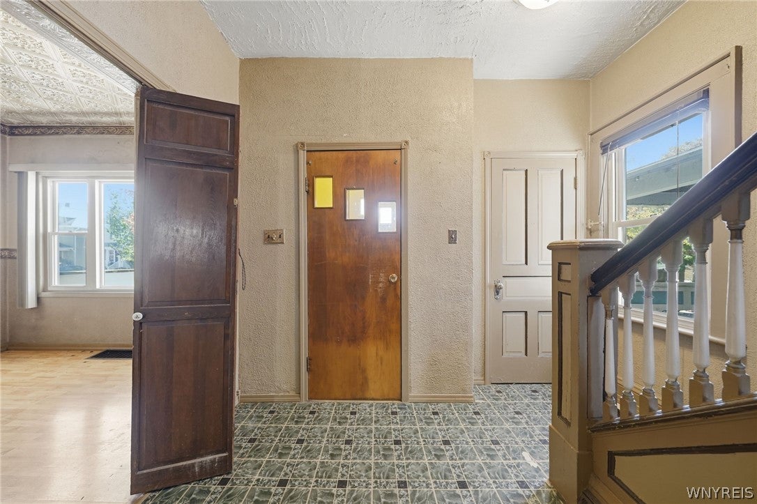 43 W Hazeltine Avenue