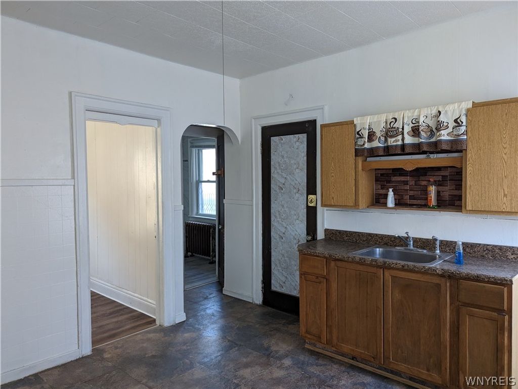 Photo of 32 Gladstone Street, Buffalo, NY 14207 (MLS # B1666642)