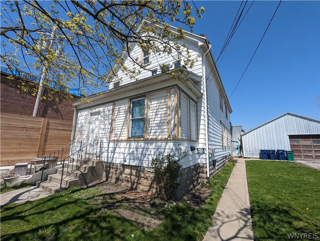 Photo of 32 Gladstone Street, Buffalo, NY 14207 (MLS # B1666642)