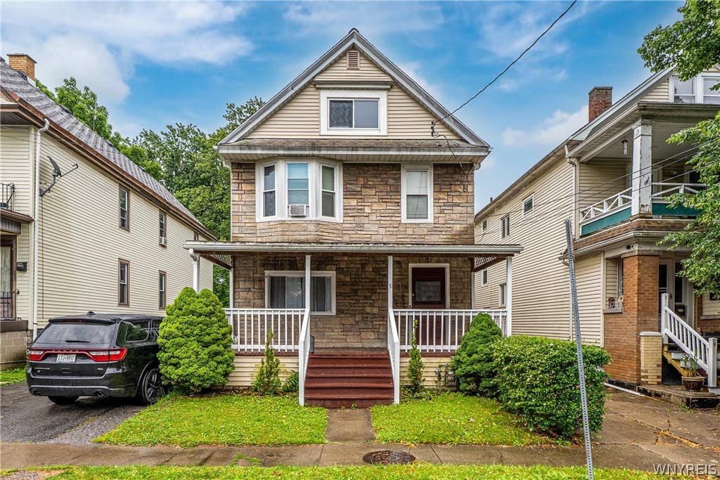 Photo of 31 Wildwood Place, Buffalo, NY 14210 (MLS # B1692609)