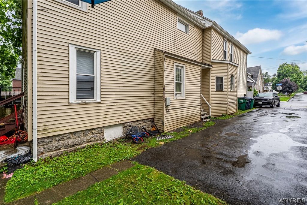 Photo of 31 Wildwood Place, Buffalo, NY 14210 (MLS # B1692609)