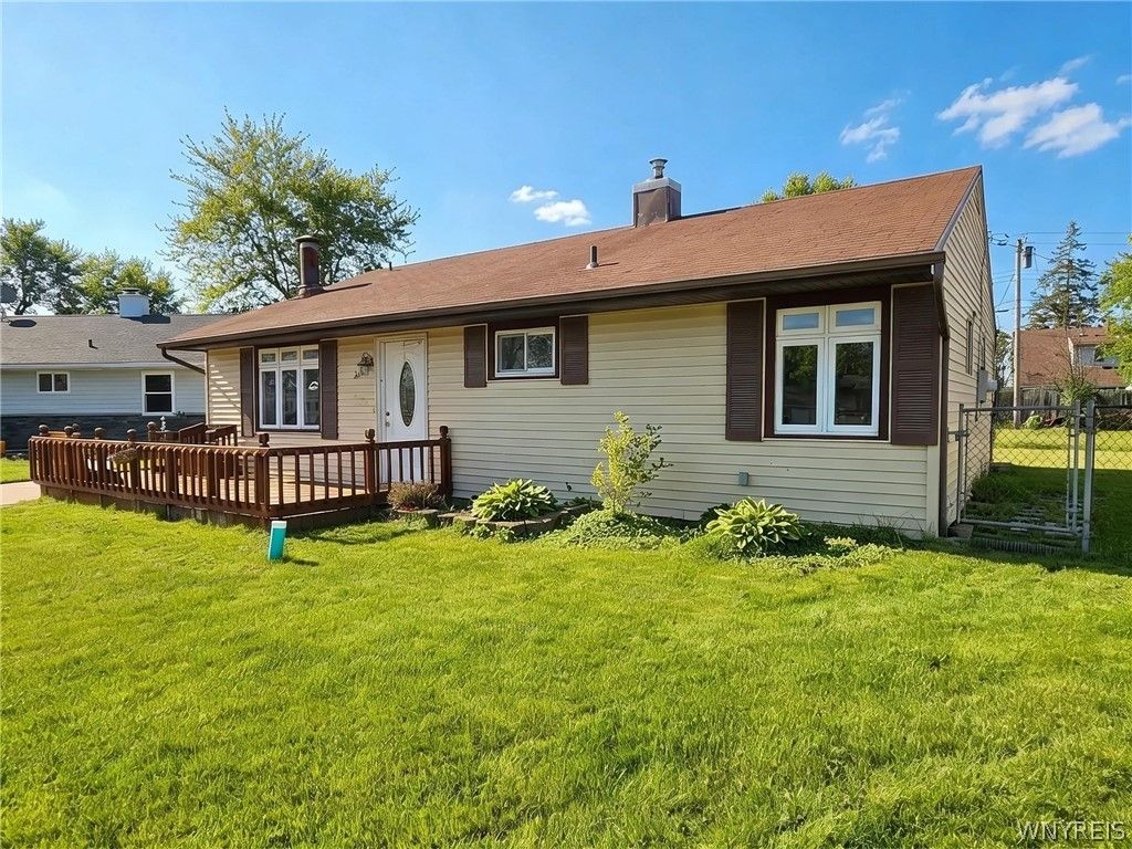 Photo of 24 La Salle Court, Grand Island, NY 14072 (MLS # B1674354)
