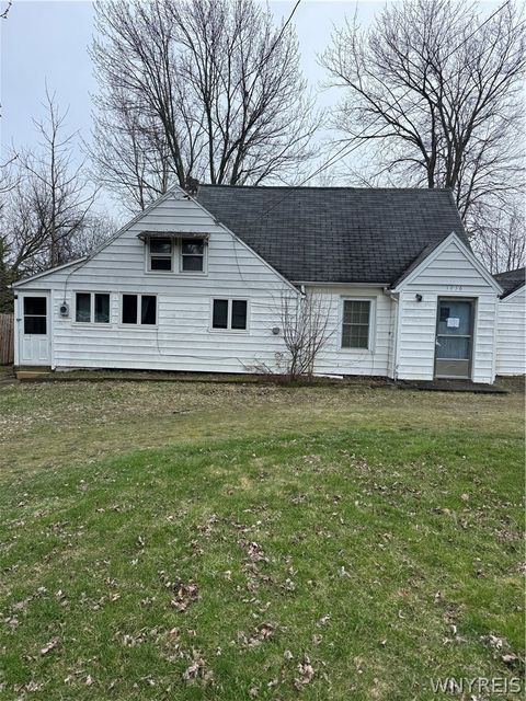 Homes For Sale - 1236 Saunders Sett Road<br/> Niagara County, Lewiston, NY 14305