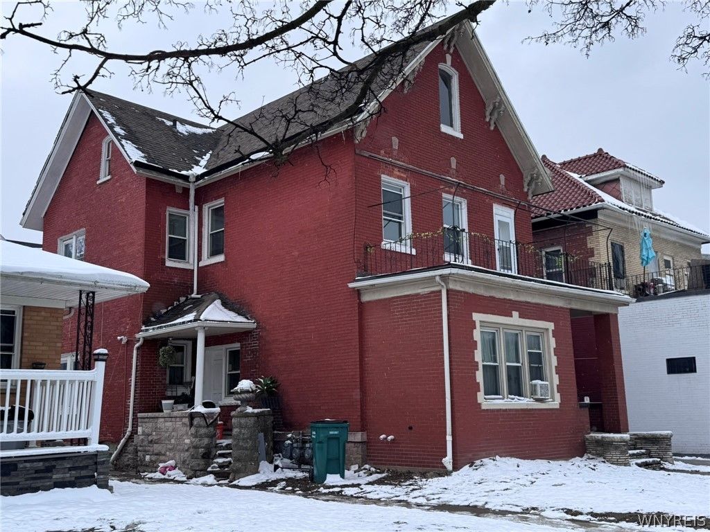 Photo of 856 Niagara Street #Upper Front, Buffalo, NY 14213 (MLS # B1667643)