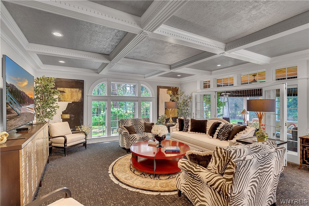 163 Roxbury Park